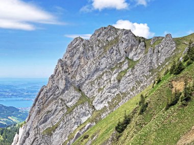 Wagital veya Waegital vadisi ve wagitalersee (Waegitalersee), Innerthal - Schwyz Kantonu, İsviçre üzerinde alp zirveleri Taşlar ve kayalar