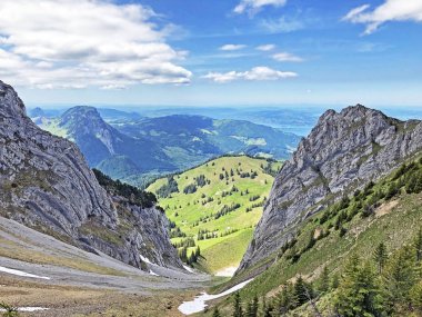 Wagital veya Waegital vadisi ve wagitalersee (Waegitalersee), Innerthal - Schwyz Kantonu, İsviçre üzerinde alp zirveleri Taşlar ve kayalar