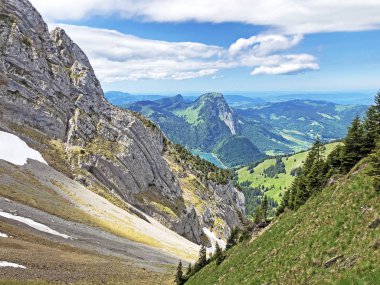 Wagital veya Waegital vadisi ve wagitalersee (Waegitalersee), Innerthal - Schwyz Kantonu, İsviçre üzerinde alp zirveleri Taşlar ve kayalar
