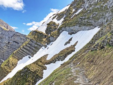 Wagital veya Waegital vadisi ve wagitalersee (Waegitalersee), Innerthal - Schwyz Kantonu, İsviçre üzerinde alp zirveleri Taşlar ve kayalar