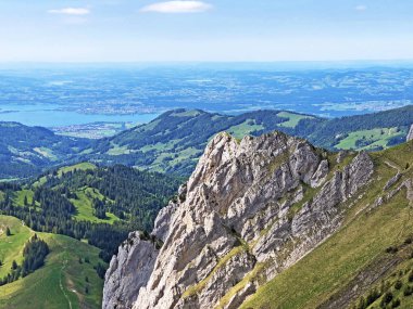 Wagital veya Waegital vadisi ve wagitalersee (Waegitalersee), Innerthal - Schwyz Kantonu, İsviçre üzerinde alp zirveleri Taşlar ve kayalar