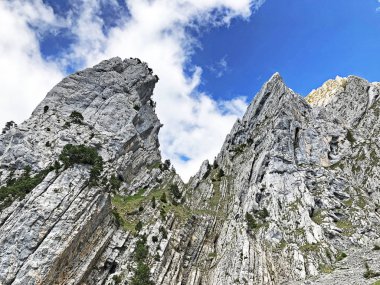 Wagital veya Waegital vadisi ve wagitalersee (Waegitalersee), Innerthal - Schwyz Kantonu, İsviçre üzerinde alp zirveleri Taşlar ve kayalar