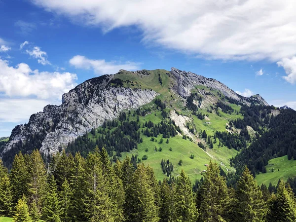 Chopfenberg veya Choepfenberg Dağı vadi Wagital veya Waegital ve alp Gölü Wagitalersee (Waegitalersee), Innerthal - Kandon Schwyz, İsviçre yukarıda