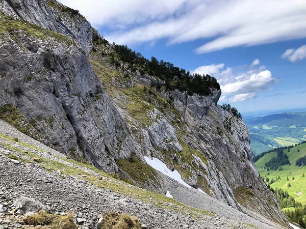 ワギタル渓谷やワギタル渓谷 山湖の上の高山の石や岩石 ワギタレルゼー インナータール シュヴィーツ州 スイス — ストック写真