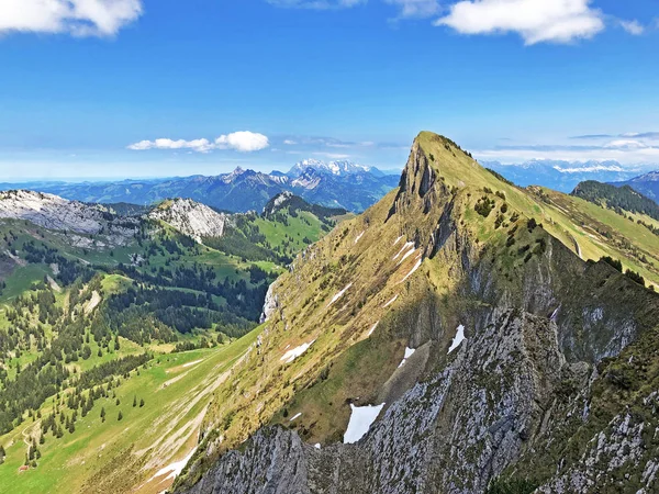 Montaña Tierberg Sobre Valle Wagital Waegital Lago Alpino Wagitalersee Waegitalersee — Foto de Stock