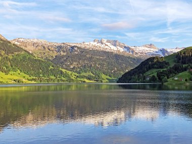 Wagital veya Waegital ve yapay dağ gölü Wagitalersee (Waegitalersee), Innerthal vadisi üzerinde karışık ormanlar ve karlı dağ zirveleri - Schwyz Kantonu, İsviçre