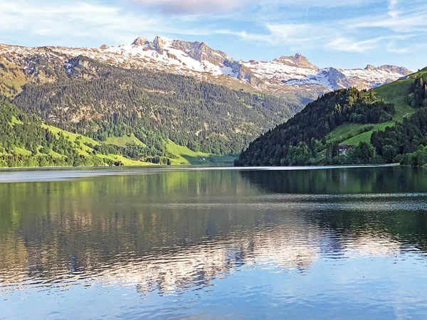 Wagital veya Waegital ve yapay dağ gölü Wagitalersee (Waegitalersee), Innerthal vadisi üzerinde karışık ormanlar ve karlı dağ zirveleri - Schwyz Kantonu, İsviçre