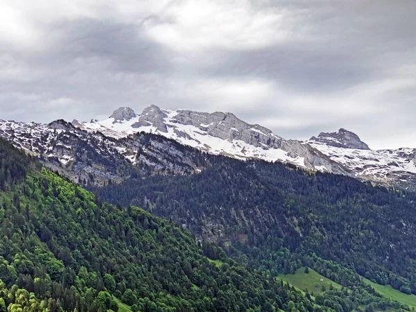 Florestas Mistas Picos Alpinos Nevados Sobre Vale Wagital Waegital Lago — Fotografia de Stock