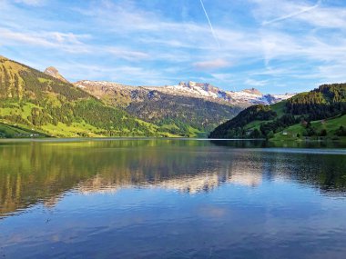 Wagitalersee veya Waegitalersee alp gölü vadi Wagital (Waegital), Innerthal alp sahne - Schwyz Kandon, İsviçre