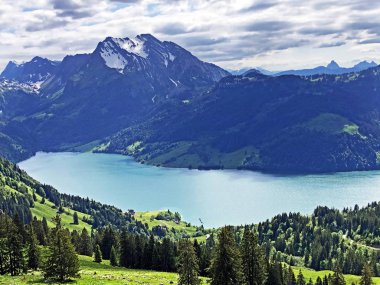 Alp gölü Wagitalersee (Waegitalersee), Wagital veya Waegital vadisi ve karlı zirveleri Turner ve Diethelm, Innerthal panoramik görünümü - Schwyz Kton, İsviçre