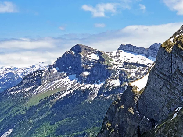 Góry Rautispitz Wiggis Nad Doliną Rzeki Linth Alpejskiego Jeziora Klontalersee — Zdjęcie stockowe