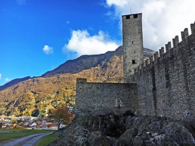 Castelgrande Kalesi veya Burg Castelgrande (Bellinzona Kaleleri) - Ticino Kantonu, İsviçre
