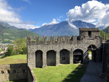 Montebello Kalesi veya Castello di Montebello veya Burg Montebello (Bellinzona Kaleleri) - Ticino Kantonu, İsviçre