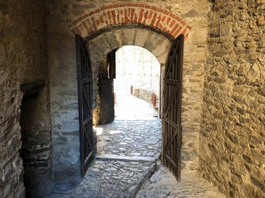 Montebello Kalesi veya Castello di Montebello veya Burg Montebello (Bellinzona Kaleleri) - Ticino Kantonu, İsviçre