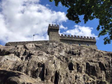 Sasso Corbaro Kalesi veya Castello di Sasso Corbaro veya Burg Sasso Corbaro (Bellinzona Kaleleri) - Ticino Kantonu, İsviçre
