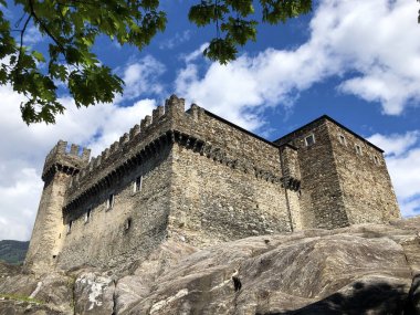 Sasso Corbaro Kalesi veya Castello di Sasso Corbaro veya Burg Sasso Corbaro (Bellinzona Kaleleri) - Ticino Kantonu, İsviçre