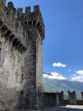 Sasso Corbaro Kalesi veya Castello di Sasso Corbaro veya Burg Sasso Corbaro (Bellinzona Kaleleri) - Ticino Kantonu, İsviçre