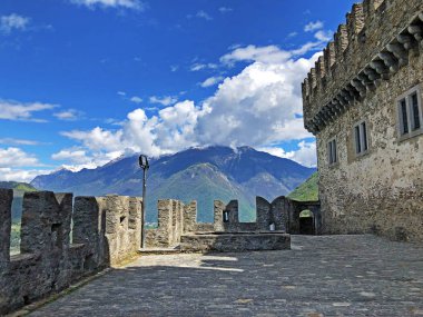 Sasso Corbaro Kalesi veya Castello di Sasso Corbaro veya Burg Sasso Corbaro (Bellinzona Kaleleri) - Ticino Kantonu, İsviçre