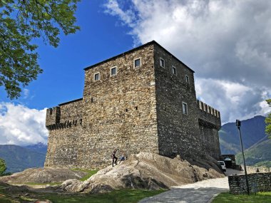 Sasso Corbaro Kalesi veya Castello di Sasso Corbaro veya Burg Sasso Corbaro (Bellinzona Kaleleri) - Ticino Kantonu, İsviçre