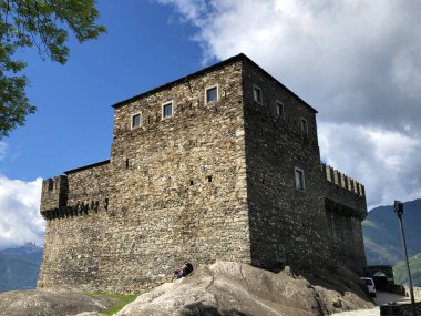 Sasso Corbaro Kalesi veya Castello di Sasso Corbaro veya Burg Sasso Corbaro (Bellinzona Kaleleri) - Ticino Kantonu, İsviçre