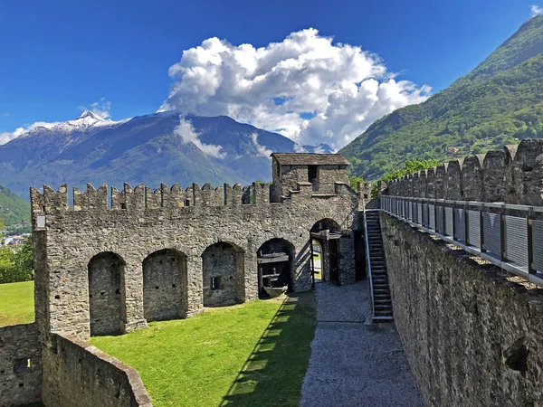 Montebello Kalesi veya Castello di Montebello veya Burg Montebello (Bellinzona Kaleleri) - Ticino Kantonu, İsviçre