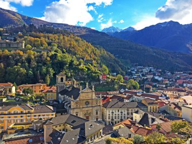 Castelgrande Kalesi Bellinzona kasabasının büyülü görünümü - Ticino Kantonu, İsviçre