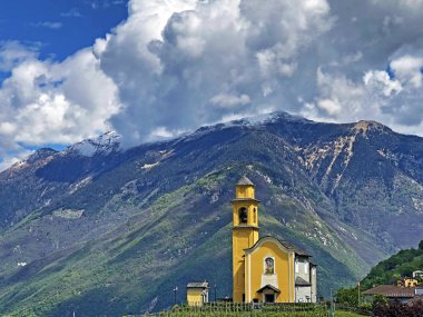 Alp zirveleri ve Bellinzona kasabası üzerinde fairytale bulutlar - Ticino Kton, İsviçre