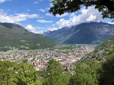 Sasso Corbaro Kalesi Bellinzona kasabasının büyülü görünümü - Ticino Kton, İsviçre