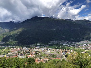 Sasso Corbaro Kalesi Bellinzona kasabasının büyülü görünümü - Ticino Kton, İsviçre