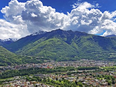 Alp dağ zirveleri Camoghe ve Pizzo di Corgella, Bellinzona - Ticino Kantonu, İsviçre