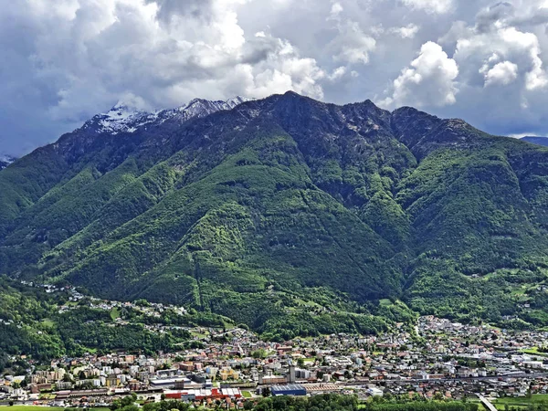 알파인 산봉우리 카모게와 코르겔라 벨린조나 티치노 스위스 — 스톡 사진