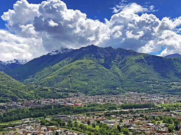 Alp dağ zirveleri Camoghe ve Pizzo di Corgella, Bellinzona - Ticino Kantonu, İsviçre