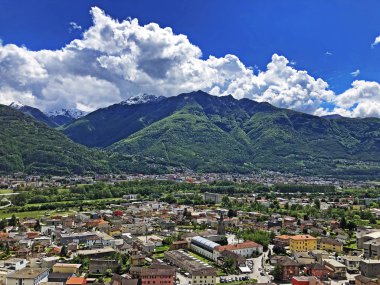 Bellinzona, Monte Carasso ve Ticino nehir vadisinin muhteşem panoramik manzarası - Ticino Kantonu, İsviçre