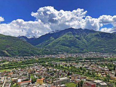 Bellinzona, Monte Carasso ve Ticino nehir vadisinin muhteşem panoramik manzarası - Ticino Kantonu, İsviçre