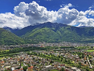 Bellinzona, Monte Carasso ve Ticino nehir vadisinin muhteşem panoramik manzarası - Ticino Kantonu, İsviçre