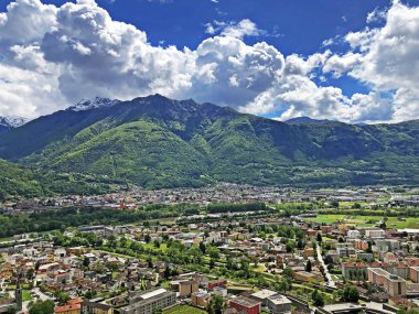 Bellinzona, Monte Carasso ve Ticino nehir vadisinin muhteşem panoramik manzarası - Ticino Kantonu, İsviçre