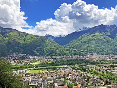 Bellinzona, Monte Carasso ve Ticino nehir vadisinin muhteşem panoramik manzarası - Ticino Kantonu, İsviçre