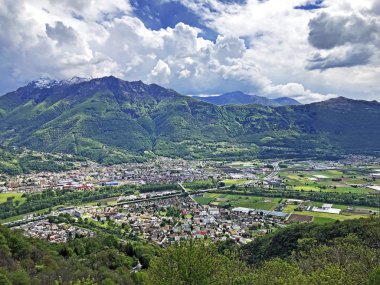 Bellinzona, Monte Carasso ve Ticino nehir vadisinin muhteşem panoramik manzarası - Ticino Kantonu, İsviçre