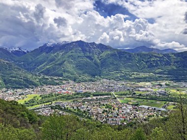 Bellinzona, Monte Carasso ve Ticino nehir vadisinin muhteşem panoramik manzarası - Ticino Kantonu, İsviçre