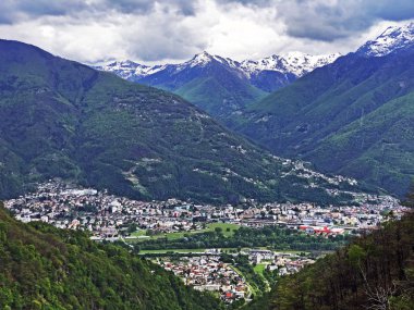 Bellinzona, Monte Carasso ve Ticino nehir vadisinin muhteşem panoramik manzarası - Ticino Kantonu, İsviçre