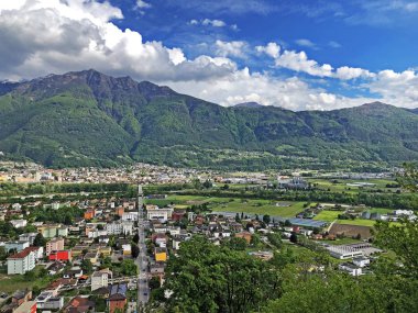 Bellinzona, Monte Carasso ve Ticino nehir vadisinin muhteşem panoramik manzarası - Ticino Kantonu, İsviçre
