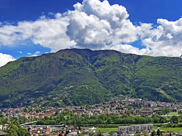 알파인 산봉우리 크로체와 다르비노 벨린조나 티치노 스위스 — 스톡 사진