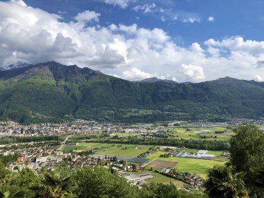 Monte Carasso yerleşimve Ticino nehir vadisinin muhteşem panoramik görünümü - Ticino Kton, İsviçre