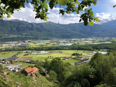 Monte Carasso yerleşimve Ticino nehir vadisinin muhteşem panoramik görünümü - Ticino Kton, İsviçre