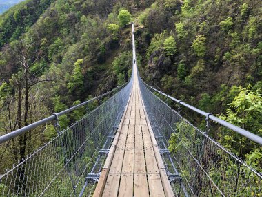 Tibet köprüsü Carasc veya Ponte Tibetano Valle di Sementina veya Tibetische Brucke Carasc, Monte Carasso - Ticino Kandonu, İsviçre