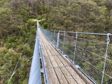 Tibet köprüsü Carasc veya Ponte Tibetano Valle di Sementina veya Tibetische Brucke Carasc, Monte Carasso - Ticino Kandonu, İsviçre