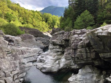 Maggia Vadisi'ndeki Maggia nehriveya Valle Maggia'da granit kaya oluşumları, Tegna - Ticino Kantonu, İsviçre