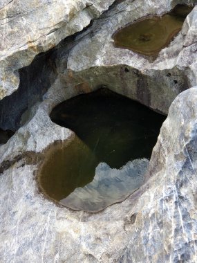 Maggia Vadisi'ndeki Maggia nehriveya Valle Maggia'da granit kaya oluşumları, Tegna - Ticino Kantonu, İsviçre