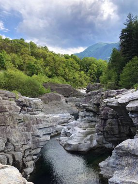 Maggia Vadisi'ndeki Maggia nehriveya Valle Maggia'da granit kaya oluşumları, Tegna - Ticino Kantonu, İsviçre