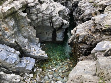 Maggia Vadisi'ndeki Maggia nehriveya Valle Maggia'da granit kaya oluşumları, Tegna - Ticino Kantonu, İsviçre